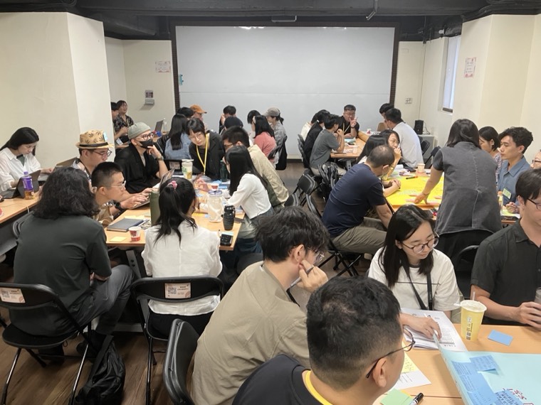 審議討論活動現場的分組參與者